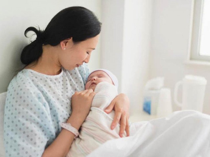 Nhiều phụ nữ bị nhiễm trùng "chỗ ấy" do thói quen kiêng tắm gội sau sinh - Ảnh 1.