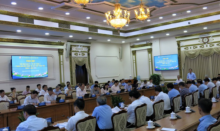 Trong tháng 5, TP.HCM quyết không bỏ sót người thuộc nhóm nguy cơ khi tiêm vaccine phòng COVID-19 - Ảnh 1. Trong tháng 5, TP.HCM quyết không bỏ sót người thuộc nhóm nguy cơ khi tiêm vaccine phòng COVID-19 - Ảnh 1.