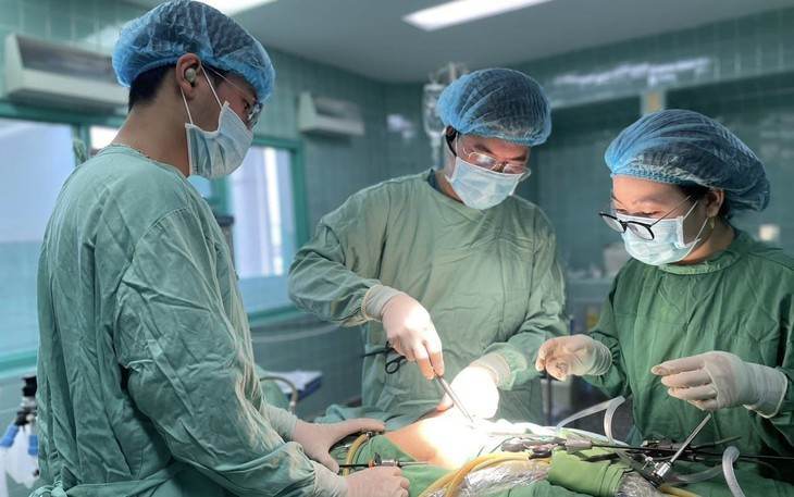 Loại bỏ cùng lúc khối u nang buồng trứng, u xơ tử cung kích thước lớn cho người phụ nữ 