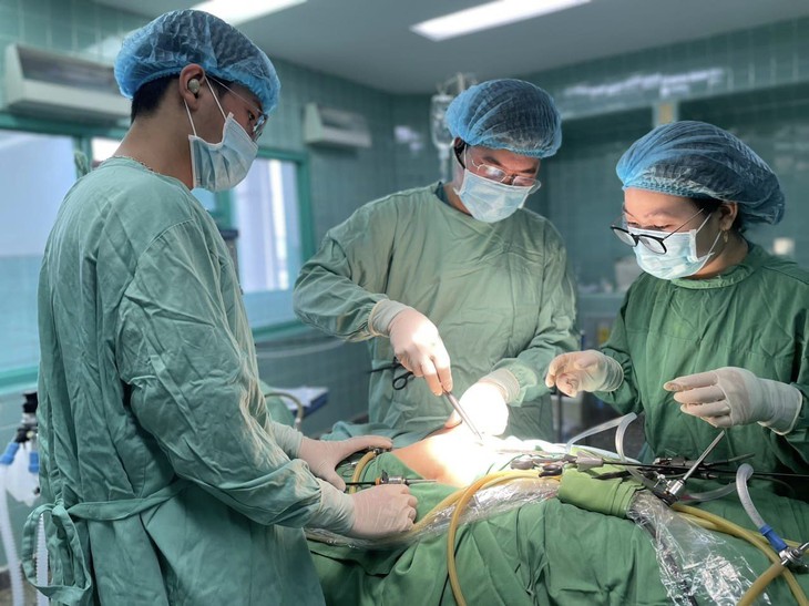 Loại bỏ khối u nang buồng trứng, u xơ tử cung trên cơ thể nữ bệnh nhân - Ảnh 1.