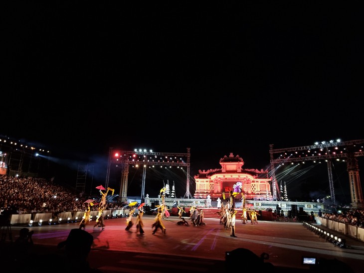 Mãn nhãn với 'đại tiệc' âm thanh, ánh sáng khai mạc Festival Nghề truyền thống Huế - Ảnh 1. Mãn nhãn với 'đại tiệc' âm thanh, ánh sáng khai mạc Festival Nghề truyền thống Huế - Ảnh 1.