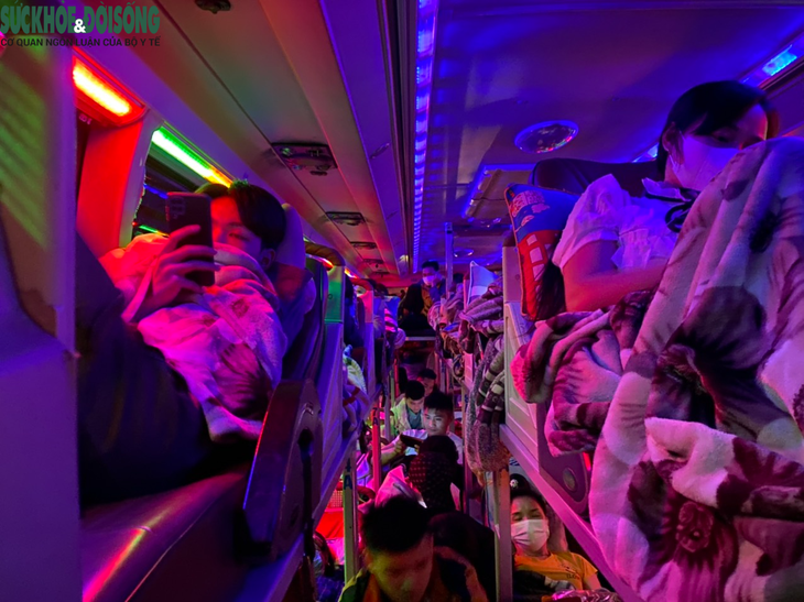 Chưa kịp rời Hà Nội, hàng loạt xe nhồi nhét khách bị xử lý - Ảnh 1. Chưa kịp rời Hà Nội, hàng loạt xe nhồi nhét khách bị xử lý - Ảnh 1.