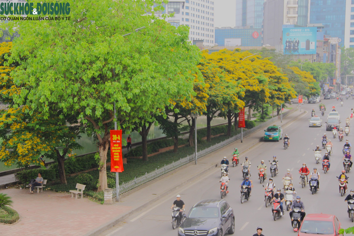 Đường phố Thủ đô trang hoàng rực rỡ đón ngày 30/4-1/5 - Ảnh 1.