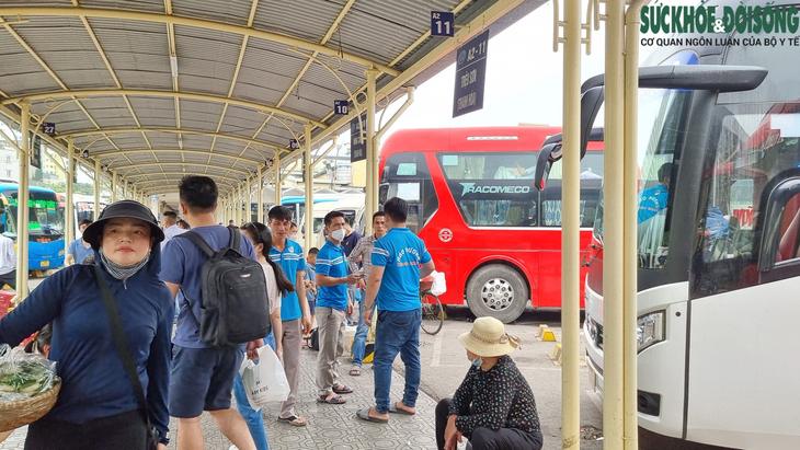 Người dân rục rịch rời Hà Nội về nghỉ lễ lúc giữa trưa, bến xe khách 'nóng' dần - Ảnh 4. Người dân rục rịch rời Hà Nội về nghỉ lễ lúc giữa trưa, bến xe khách 'nóng' dần - Ảnh 4.
