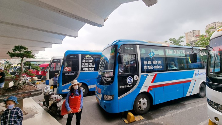 Người dân rục rịch rời Hà Nội về nghỉ lễ lúc giữa trưa, bến xe khách 'nóng' dần - Ảnh 7. Người dân rục rịch rời Hà Nội về nghỉ lễ lúc giữa trưa, bến xe khách 'nóng' dần - Ảnh 7.