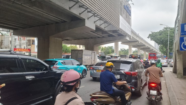 Người dân rục rịch rời Hà Nội về nghỉ lễ lúc giữa trưa, bến xe khách 'nóng' dần - Ảnh 11. Người dân rục rịch rời Hà Nội về nghỉ lễ lúc giữa trưa, bến xe khách 'nóng' dần - Ảnh 11.