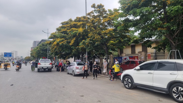 Người dân rục rịch rời Hà Nội về nghỉ lễ lúc giữa trưa, bến xe khách 'nóng' dần - Ảnh 10. Người dân rục rịch rời Hà Nội về nghỉ lễ lúc giữa trưa, bến xe khách 'nóng' dần - Ảnh 10.