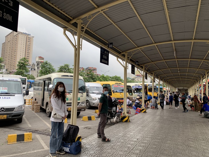 Người dân rục rịch rời Hà Nội về nghỉ lễ lúc giữa trưa, bến xe khách 'nóng' dần - Ảnh 6. Người dân rục rịch rời Hà Nội về nghỉ lễ lúc giữa trưa, bến xe khách 'nóng' dần - Ảnh 6.