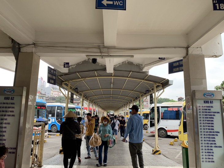 Người dân rục rịch rời Hà Nội về nghỉ lễ lúc giữa trưa, bến xe khách 'nóng' dần - Ảnh 9. Người dân rục rịch rời Hà Nội về nghỉ lễ lúc giữa trưa, bến xe khách 'nóng' dần - Ảnh 9.