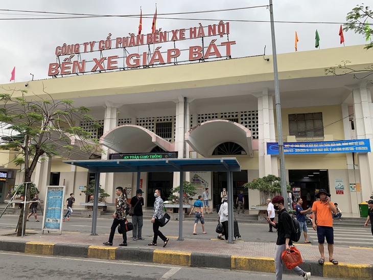 Người dân rục rịch rời Hà Nội về nghỉ lễ lúc giữa trưa, bến xe khách 'nóng' dần - Ảnh 1. Người dân rục rịch rời Hà Nội về nghỉ lễ lúc giữa trưa, bến xe khách 'nóng' dần - Ảnh 1.