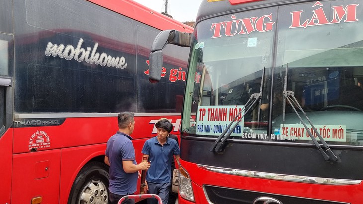 Người dân rục rịch rời Hà Nội về nghỉ lễ lúc giữa trưa, bến xe khách 'nóng' dần - Ảnh 8. Người dân rục rịch rời Hà Nội về nghỉ lễ lúc giữa trưa, bến xe khách 'nóng' dần - Ảnh 8.