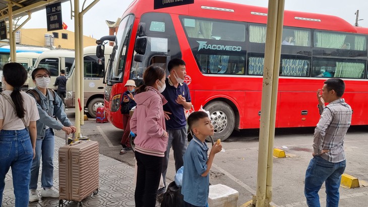 Người dân rục rịch rời Hà Nội về nghỉ lễ lúc giữa trưa, bến xe khách 'nóng' dần - Ảnh 5. Người dân rục rịch rời Hà Nội về nghỉ lễ lúc giữa trưa, bến xe khách 'nóng' dần - Ảnh 5.