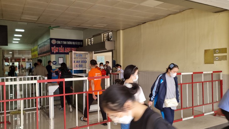 Người dân rục rịch rời Hà Nội về nghỉ lễ lúc giữa trưa, bến xe khách 'nóng' dần - Ảnh 3. Người dân rục rịch rời Hà Nội về nghỉ lễ lúc giữa trưa, bến xe khách 'nóng' dần - Ảnh 3.