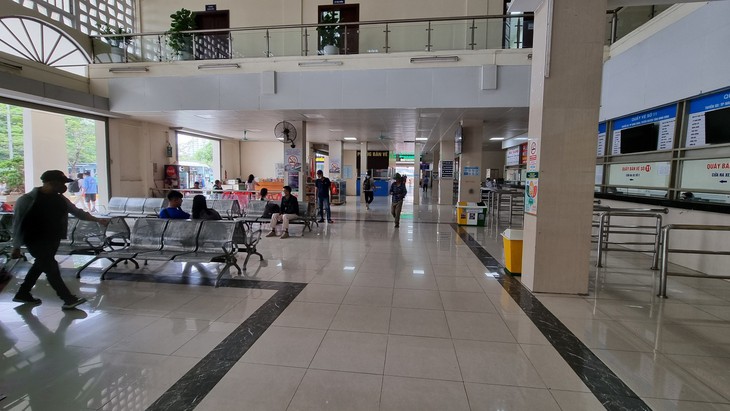 Người dân rục rịch rời Hà Nội về nghỉ lễ lúc giữa trưa, bến xe khách 'nóng' dần - Ảnh 2. Người dân rục rịch rời Hà Nội về nghỉ lễ lúc giữa trưa, bến xe khách 'nóng' dần - Ảnh 2.