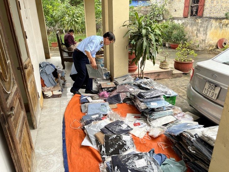 Bán hàng hiệu giả mạo, 3 đối tượng bị xử phạt 71 triệu đồng, tịch thu gần 9.000 sản phẩm - Ảnh 2. Bán hàng hiệu giả mạo, 3 đối tượng bị xử phạt 71 triệu đồng, tịch thu gần 9.000 sản phẩm - Ảnh 2.