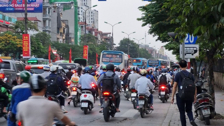 Ảnh: Người dân ùn ùn rời Thủ đô về quê và nghỉ lễ 30/4 - Ảnh 1. Ảnh: Người dân ùn ùn rời Thủ đô về quê và nghỉ lễ 30/4 - Ảnh 1.