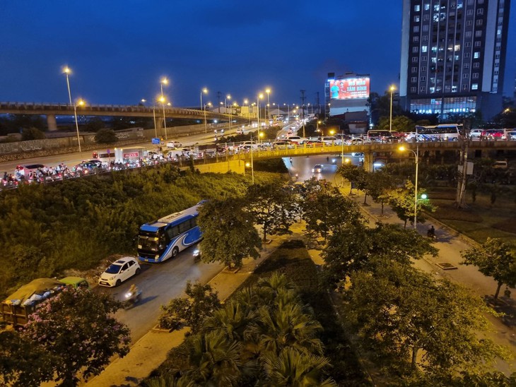 Ảnh: Người dân ùn ùn rời Thủ đô về quê và nghỉ lễ 30/4 - Ảnh 14. Ảnh: Người dân ùn ùn rời Thủ đô về quê và nghỉ lễ 30/4 - Ảnh 14.