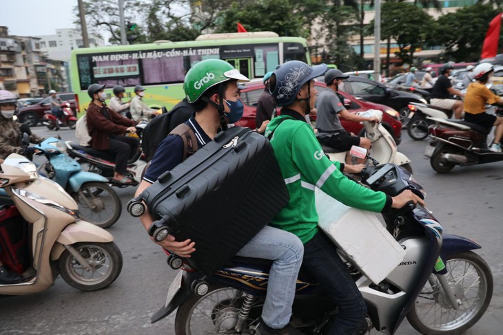 Ảnh: Người dân ùn ùn rời Thủ đô về quê và nghỉ lễ 30/4 - Ảnh 5. Ảnh: Người dân ùn ùn rời Thủ đô về quê và nghỉ lễ 30/4 - Ảnh 5.