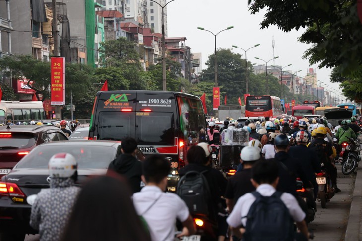 Ảnh: Người dân ùn ùn rời Thủ đô về quê và nghỉ lễ 30/4 - Ảnh 6. Ảnh: Người dân ùn ùn rời Thủ đô về quê và nghỉ lễ 30/4 - Ảnh 6.