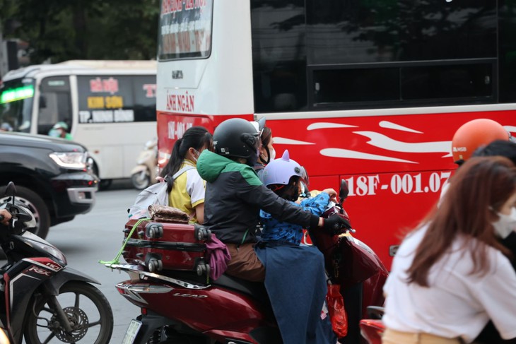 Ảnh: Người dân ùn ùn rời Thủ đô về quê và nghỉ lễ 30/4 - Ảnh 8. Ảnh: Người dân ùn ùn rời Thủ đô về quê và nghỉ lễ 30/4 - Ảnh 8.