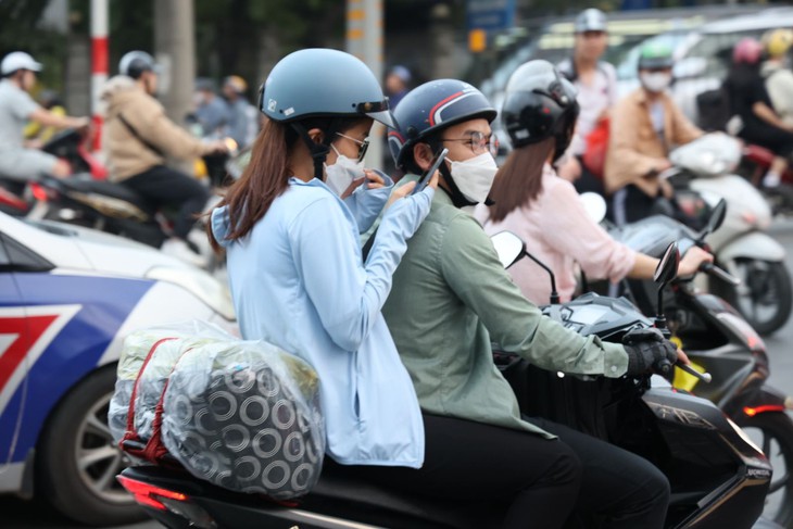 Ảnh: Người dân ùn ùn rời Thủ đô về quê và nghỉ lễ 30/4 - Ảnh 9. Ảnh: Người dân ùn ùn rời Thủ đô về quê và nghỉ lễ 30/4 - Ảnh 9.