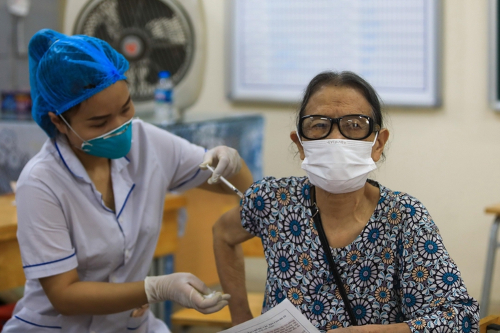 Ca COVID-19 mới tăng, nhiều ca nặng thở máy: Những ai cần tiêm vaccine? - Ảnh 1.