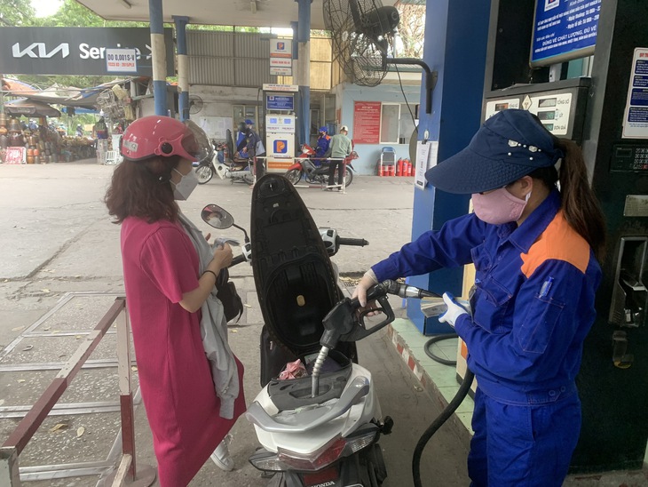 Lùi lịch điều chỉnh giá xăng dầu trong nước sang ngày 4/5 - Ảnh 2. Lùi lịch điều chỉnh giá xăng dầu trong nước sang ngày 4/5 - Ảnh 2.