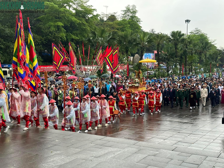 Dòng người "nao nức" đổ về đền Hùng dâng hương trong ngày Giỗ Tổ - Ảnh 1. Dòng người "nao nức" đổ về đền Hùng dâng hương trong ngày Giỗ Tổ - Ảnh 1.