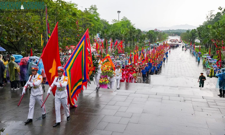 Dòng người "nao nức" đổ về đền Hùng dâng hương trong ngày Giỗ Tổ - Ảnh 2. Dòng người "nao nức" đổ về đền Hùng dâng hương trong ngày Giỗ Tổ - Ảnh 2.