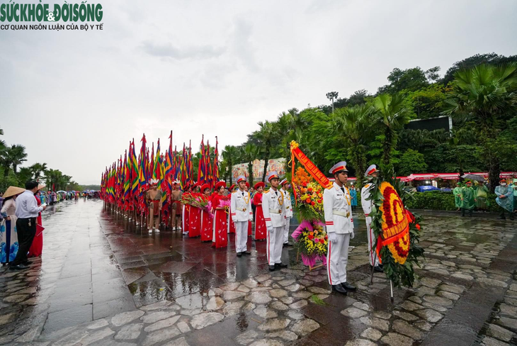 Dòng người "nao nức" đổ về đền Hùng dâng hương trong ngày Giỗ Tổ - Ảnh 3. Dòng người "nao nức" đổ về đền Hùng dâng hương trong ngày Giỗ Tổ - Ảnh 3.
