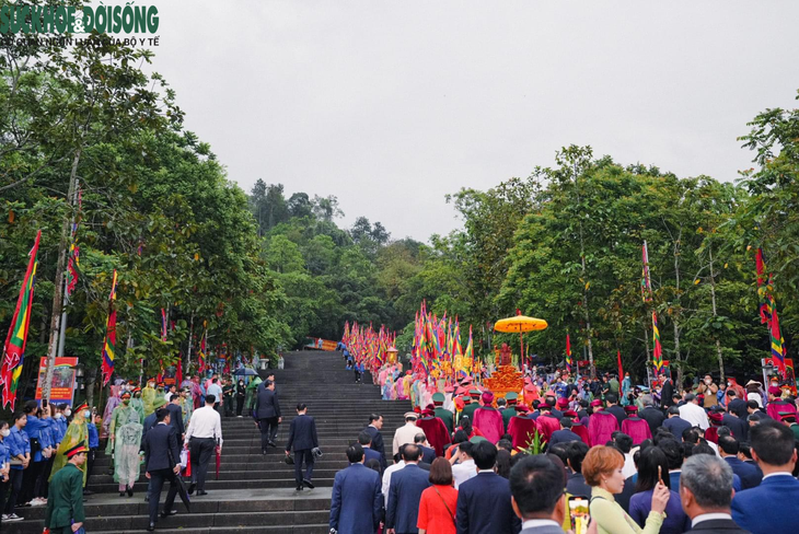 Dòng người "nao nức" đổ về đền Hùng dâng hương trong ngày Giỗ Tổ - Ảnh 5. Dòng người "nao nức" đổ về đền Hùng dâng hương trong ngày Giỗ Tổ - Ảnh 5.