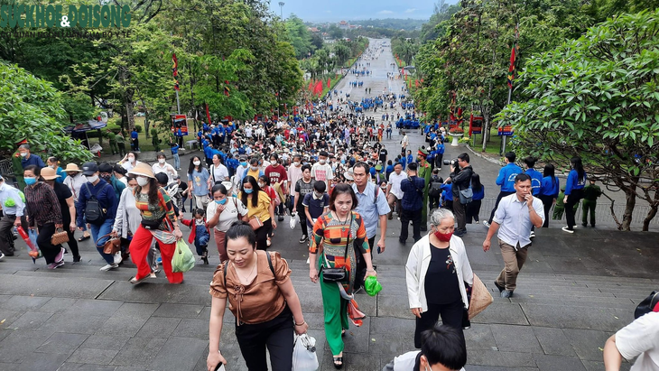 Dòng người "nao nức" đổ về đền Hùng dâng hương trong ngày Giỗ Tổ - Ảnh 7. Dòng người "nao nức" đổ về đền Hùng dâng hương trong ngày Giỗ Tổ - Ảnh 7.