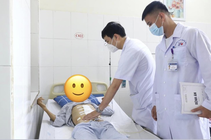 Bệnh nhân cao tuổi bị thủng ổ loét miệng nối dạ dày kèm dính ruột thoát nguy cơ tử vong nhờ cấp cứu kịp thời  - Ảnh 1.