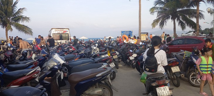 Khách du lịch nườm nượp đổ về Nha Trang ngày nghỉ lễ - Ảnh 2.
