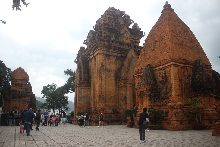 Khách du lịch nườm nượp đổ về Nha Trang ngày nghỉ lễ - Ảnh 3.