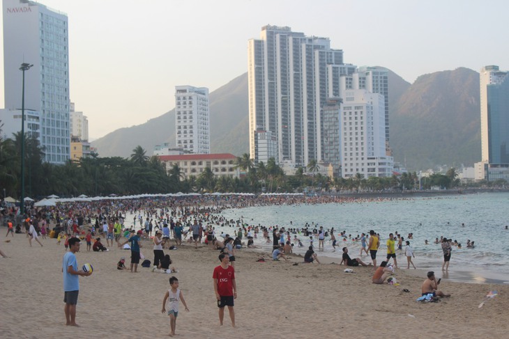 Khách du lịch nườm nượp đổ về Nha Trang ngày nghỉ lễ - Ảnh 4.