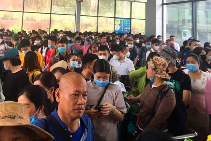 Ngày đầu nghỉ lễ 30/4: Cửa khẩu Móng Cái trật kín, người dân đội mưa ra đảo Cát Bà - Ảnh 1. Ngày đầu nghỉ lễ 30/4: Cửa khẩu Móng Cái trật kín, người dân đội mưa ra đảo Cát Bà - Ảnh 1.