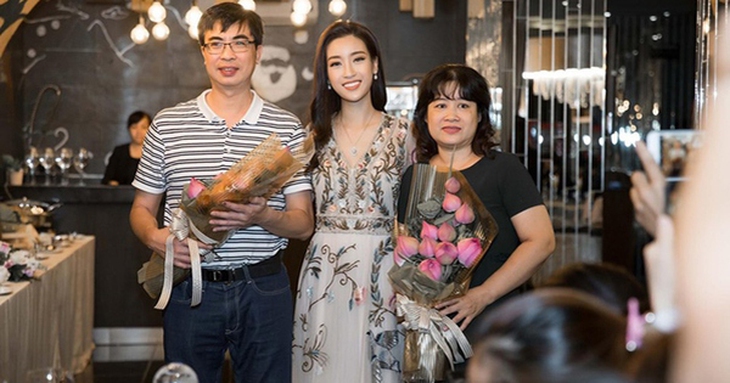Mẹ ruột Hoa hậu Đỗ Mỹ Linh: Kỹ sư Hóa học, 'định hướng' giúp con gái vượt qua cám dỗ showbiz để hạnh phúc - Ảnh 6. Mẹ ruột Hoa hậu Đỗ Mỹ Linh: Kỹ sư Hóa học, 'định hướng' giúp con gái vượt qua cám dỗ showbiz để hạnh phúc - Ảnh 6.