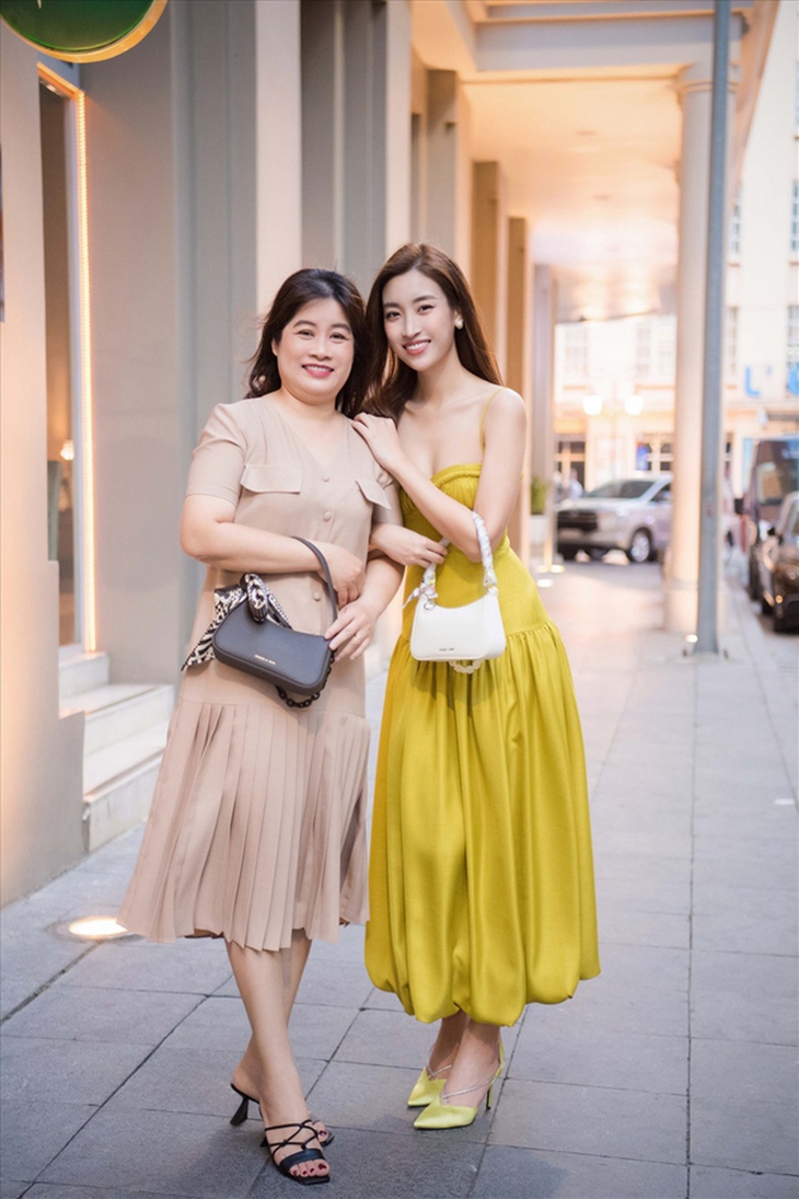 Mẹ ruột Hoa hậu Đỗ Mỹ Linh: Kỹ sư Hóa học, 'định hướng' giúp con gái vượt qua cám dỗ showbiz để hạnh phúc - Ảnh 9. Mẹ ruột Hoa hậu Đỗ Mỹ Linh: Kỹ sư Hóa học, 'định hướng' giúp con gái vượt qua cám dỗ showbiz để hạnh phúc - Ảnh 9.