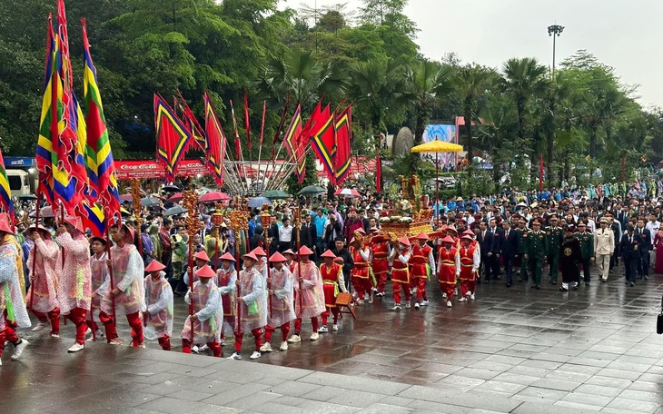 Dòng người nô nức về đền Hùng dâng hương trong ngày Giỗ Tổ