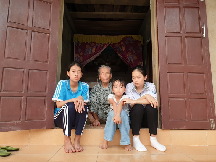 Bố nguy kịch, mẹ ốm yếu, đàn con lo lở dỡ ước mơ - Ảnh 5.