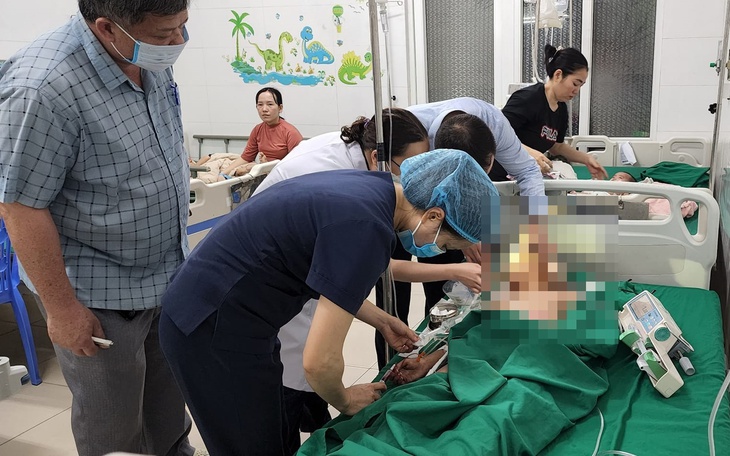 Dồn lực cứu chữa 4 người bị thương trong vụ nổ lớn tại gara ô tô