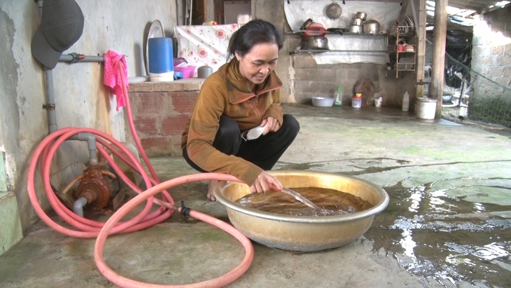 Nước ngầm sụt giảm, nhiễm phèn nặng, người dân vùng bãi ngang Quảng Bình khốn khổ - Ảnh 1.