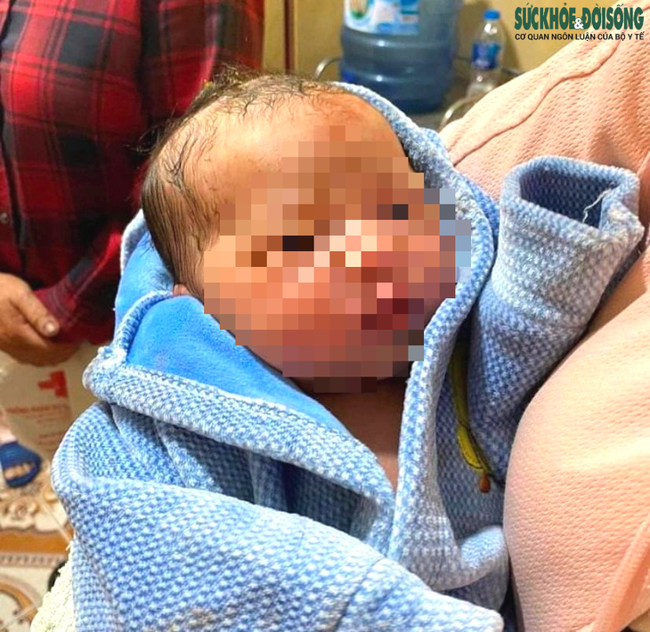 Hải Dương: Xót xa bé gái sơ sinh 2 ngày tuổi bị bỏ rơi bên đường - Ảnh 1. Hải Dương: Xót xa bé gái sơ sinh 2 ngày tuổi bị bỏ rơi bên đường - Ảnh 1.