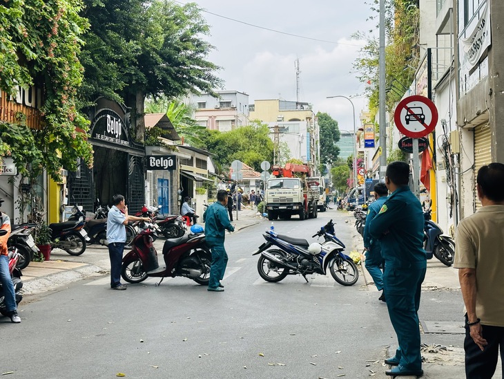 TP.HCM: Cây xanh trong trường bật gốc, 1 học sinh và 5 người lớn bị thương, trong đó có một phụ nữ mang thai - Ảnh 4. TP.HCM: Cây xanh trong trường bật gốc, 1 học sinh và 5 người lớn bị thương, trong đó có một phụ nữ mang thai - Ảnh 4.