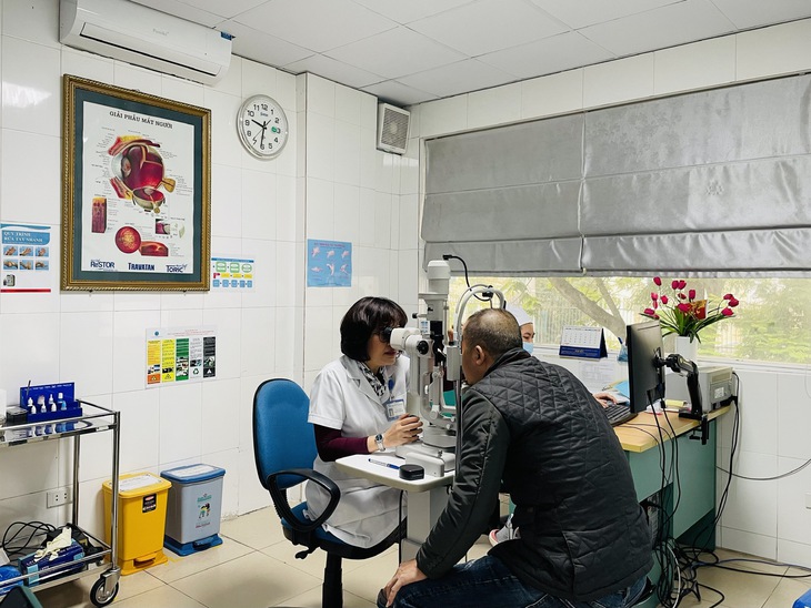 Vì sao ngày càng nhiều người trẻ bị đục thủy tinh thể? - Ảnh 2. Vì sao ngày càng nhiều người trẻ bị đục thủy tinh thể? - Ảnh 2.
