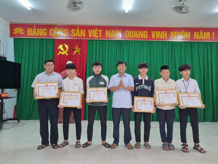 Dũng cảm lao ra vùng biển động cứu người, 6 công dân được tuyên dương - Ảnh 1. Dũng cảm lao ra vùng biển động cứu người, 6 công dân được tuyên dương - Ảnh 1.