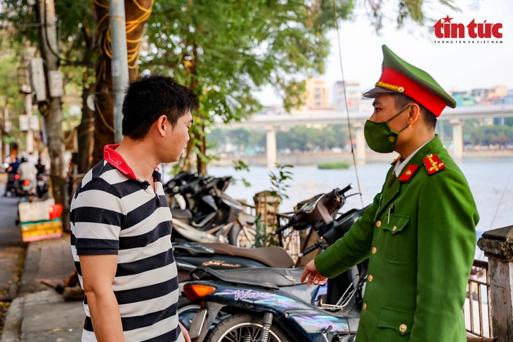 Lập lại trật tự vỉa hè, đường phố: Hà Nội nhắc nhở 3 quận, huyện xử phạt chưa tương xứng - Ảnh 1.