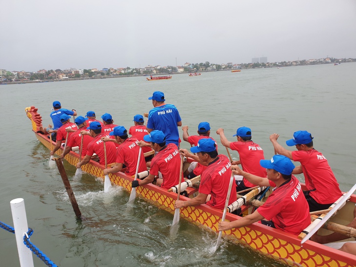 Người dân đội mưa, "cháy" hết mình cổ vũ những tay chèo - Ảnh 3.