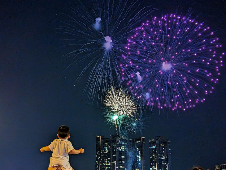 Người Sài Gòn hào hứng thưởng thức màn pháo hoa mừng 30/4 - Ảnh 13.